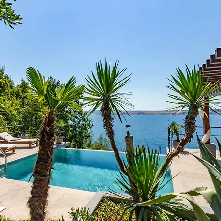 Artistic House With Pool בית נופש