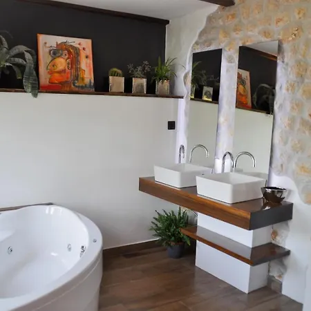 Дом отдыха Artistic House With Pool *