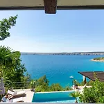 Artistic House With Pool Vakantiehuis *