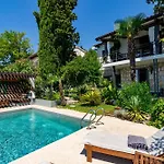 Vakantiehuis Artistic House With Pool *