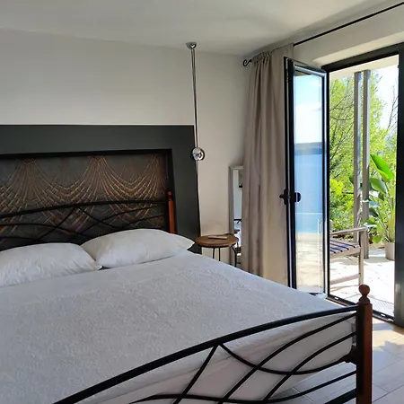 Vakantiehuis Artistic House With Pool