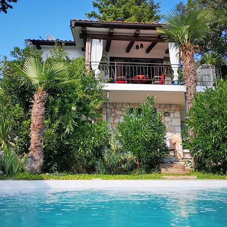 Artistic House With Pool Feriehus *