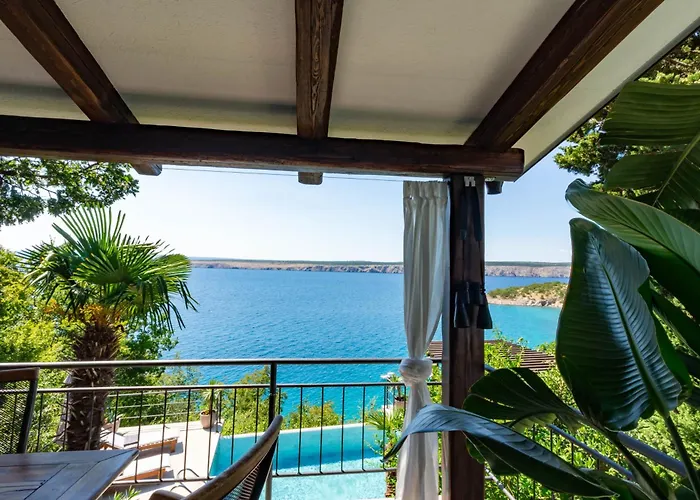 Artistic House With Pool