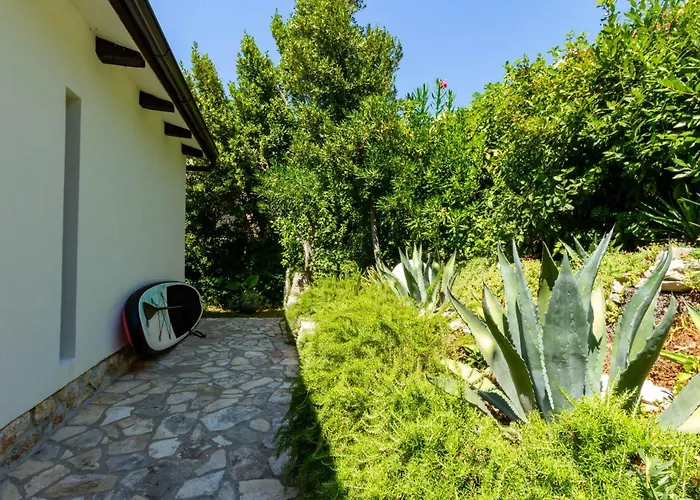 Artistic House With Pool Дом отдыха Ядраново