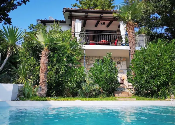 Artistic House With Pool Дом отдыха *