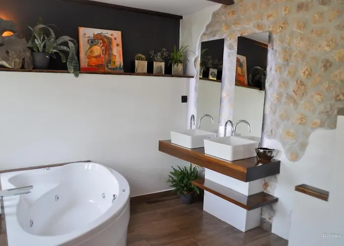 Дом отдыха Artistic House With Pool *